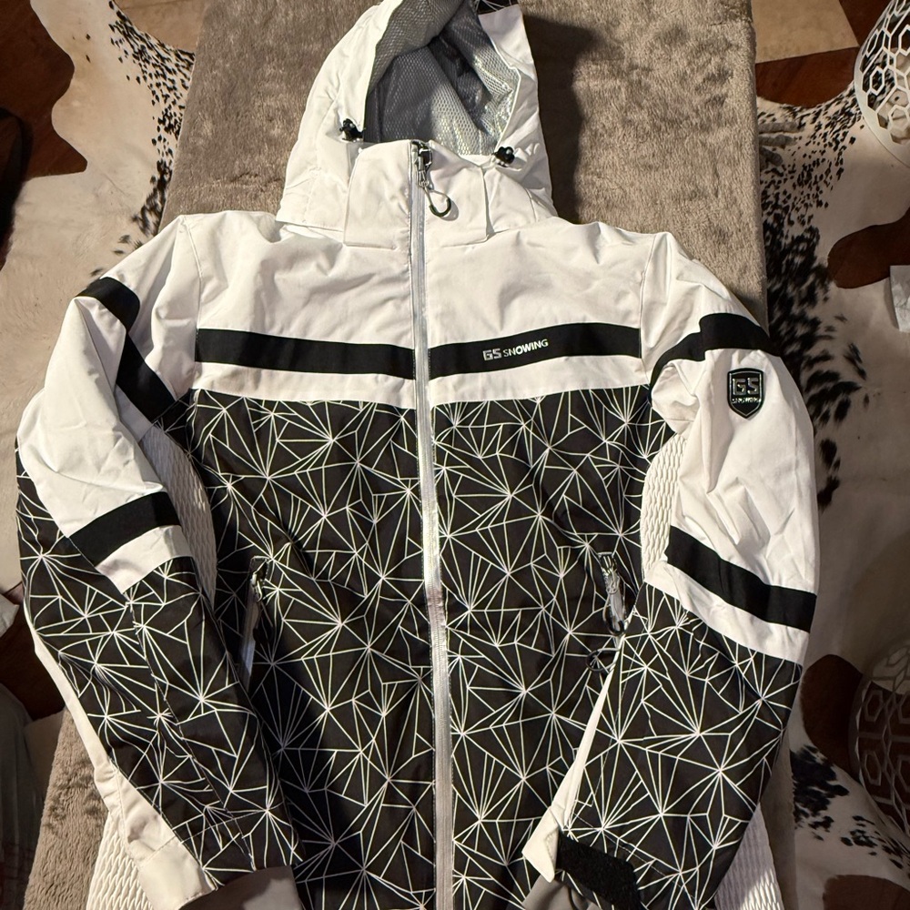 GS Snowing women's black and white ski jacket featuring a geometric pattern Sz M